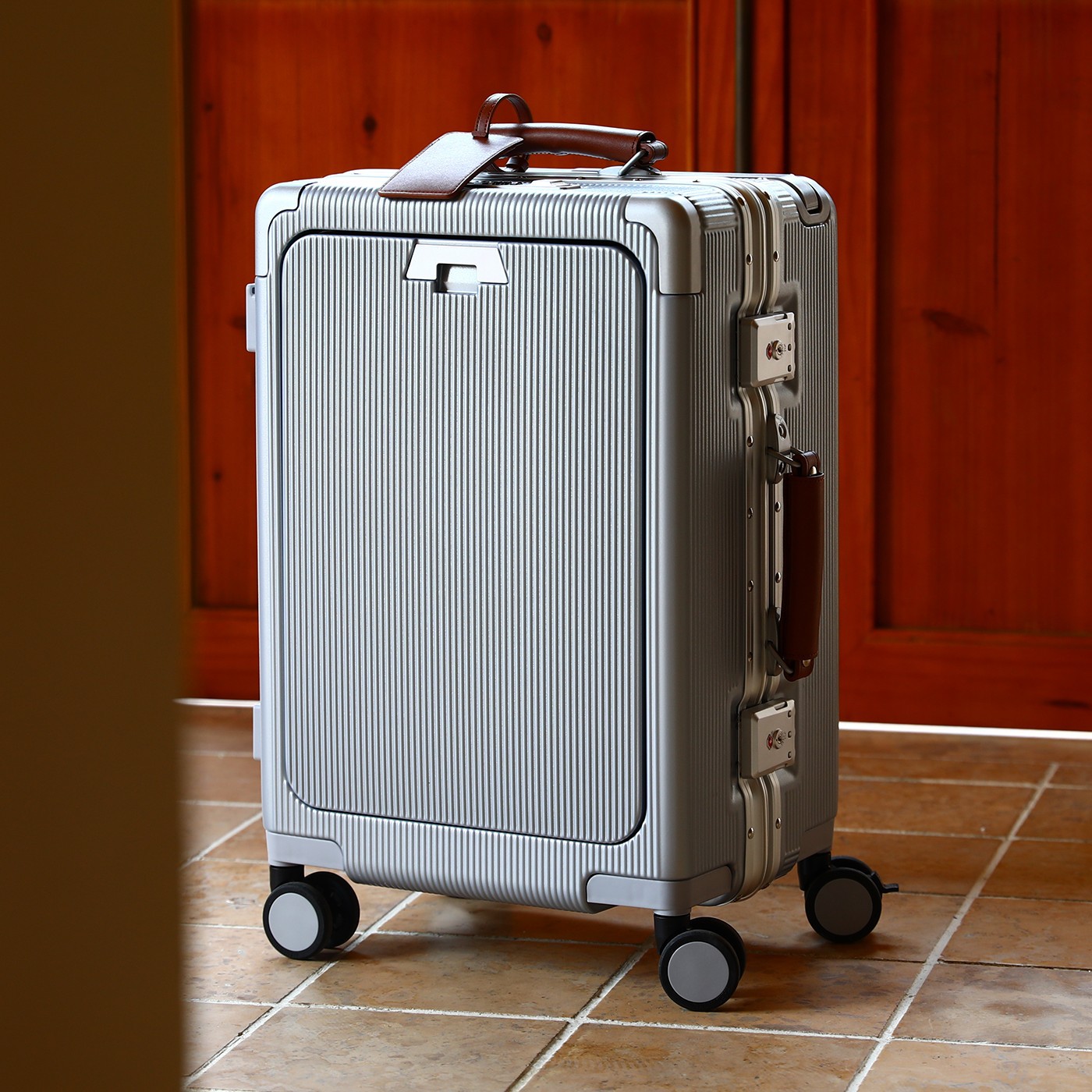 Aluminum Frame Carry On Luggage - 機内持ち込み可能の大容量トロリースーツケース、アルミフレーム、パスワードロック付き、回転式ホイール付きトラベル用荷物ボックス
