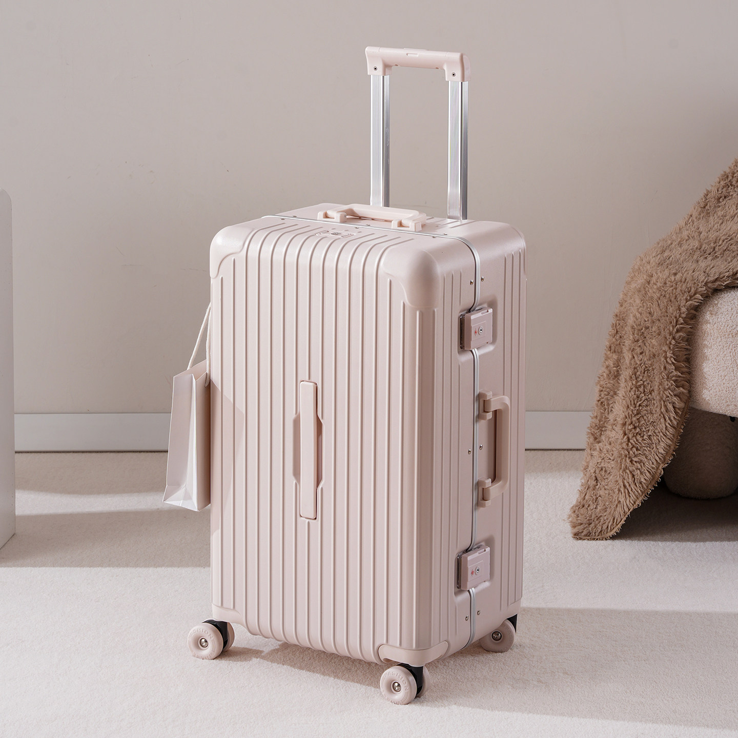 Aluminum Frame Carry On Luggage - 新しいアルミフレームの荷物 20インチローリングトラベルキャリーオン 28インチ大容量スーツケース 24/26インチケース カップホルダー＆フォンホルダー付き