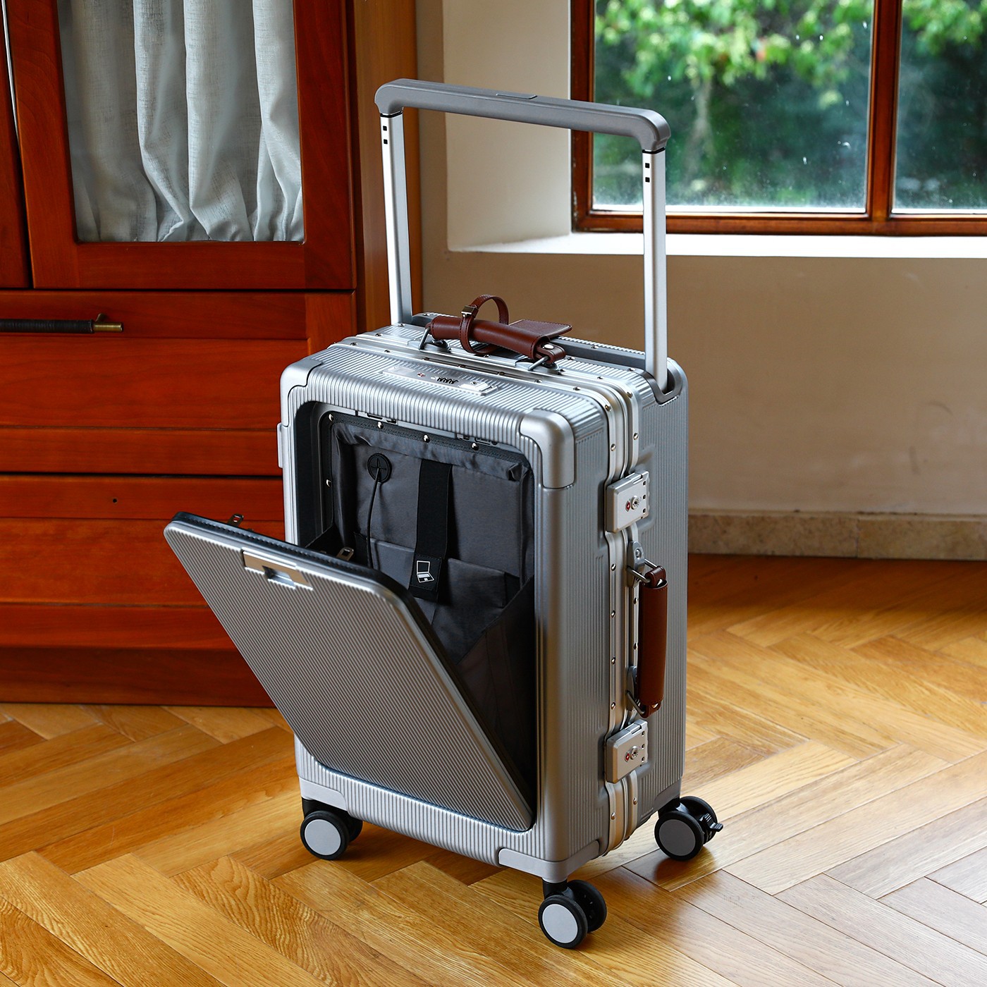 機内持ち込み可能の大容量トロリースーツケース、アルミフレーム - Aluminum Frame Carry On Luggage のレビューと価格