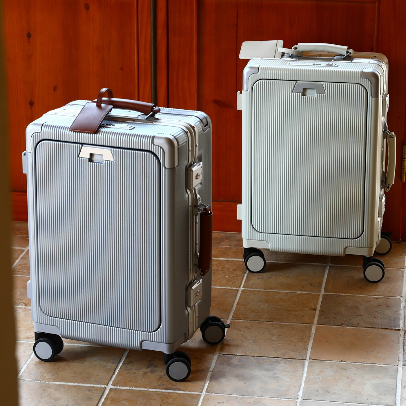機内持ち込み可能の大容量トロリースーツケース、アルミフレーム - Aluminum Frame Carry On Luggage のレビューと価格